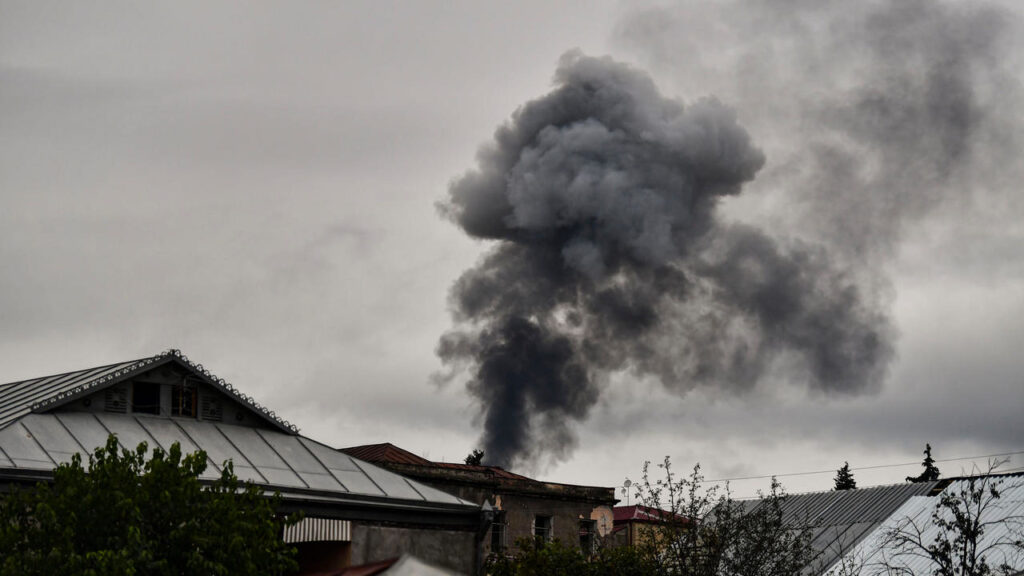 Smoke rises behind houses after shelling in the breakaway Nagorno-Karabakh region's main city of Stepanakert on October 7, 2020, during the ongoing fighting between Armenia and Azerbaijan over the disputed region. © Aris Messinis, AFP
