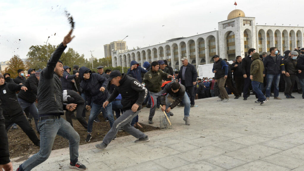 Protesters demonstrate in the central square in Bishkek, Kyrgyzstan, on October 9, 2020. © Vladimir Voronin, AFP Photo