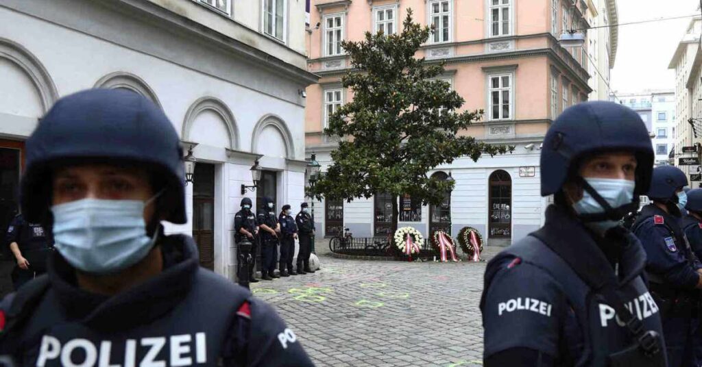 Young female IS radical attacks people in Swiss shopping mall with a knife
