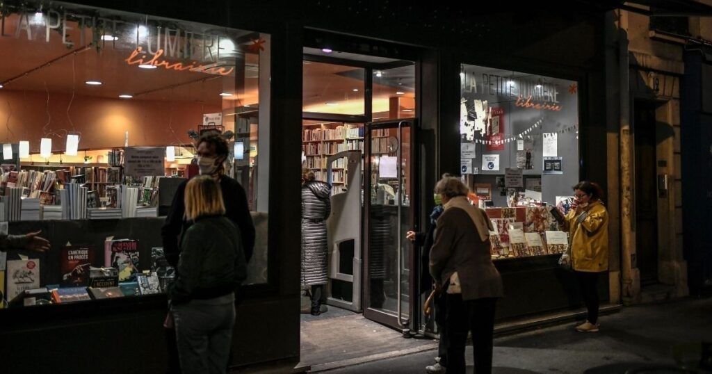 Woman Born Without Hands Denied Entry Into Bookstore for Not Wearing Mask