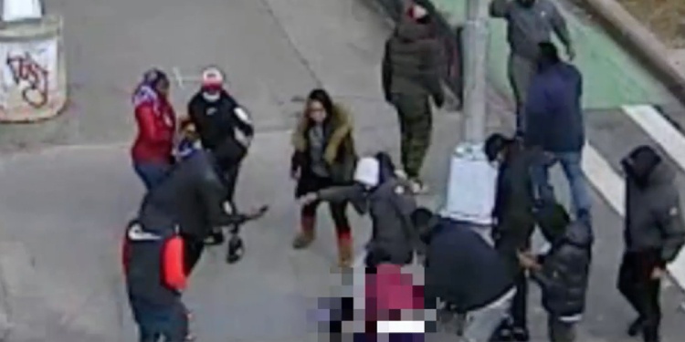 NYC out of control: 12 people beat man, strip him naked, steal everything in broad daylight on major intersection