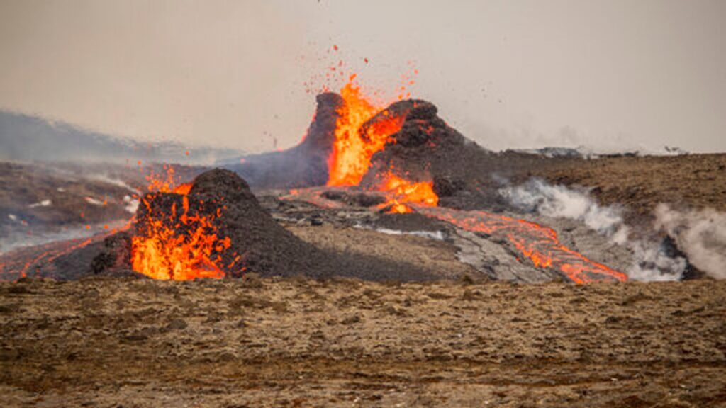 Iceland volcano: Hikers evacuated as lava spurts from new crack in surface