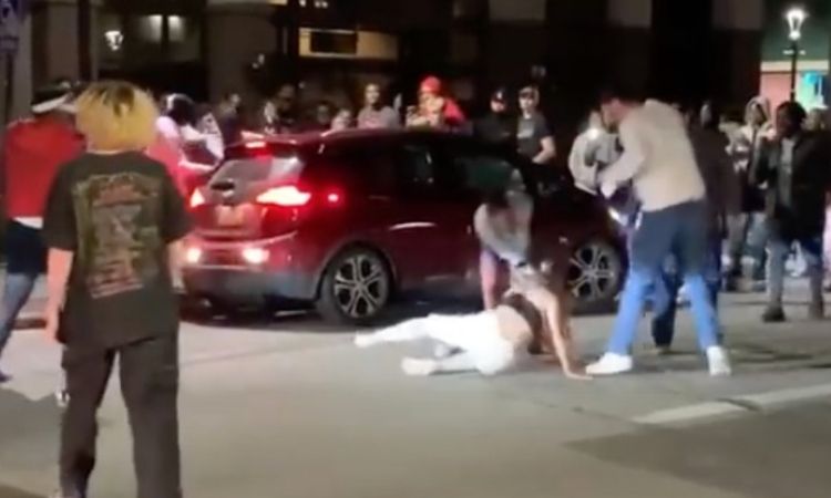 Videos: Black Mob Brutally Attacks Asian-American Uber Driver And Two White Girls – No Media Outrage, YouTube Censor The Video