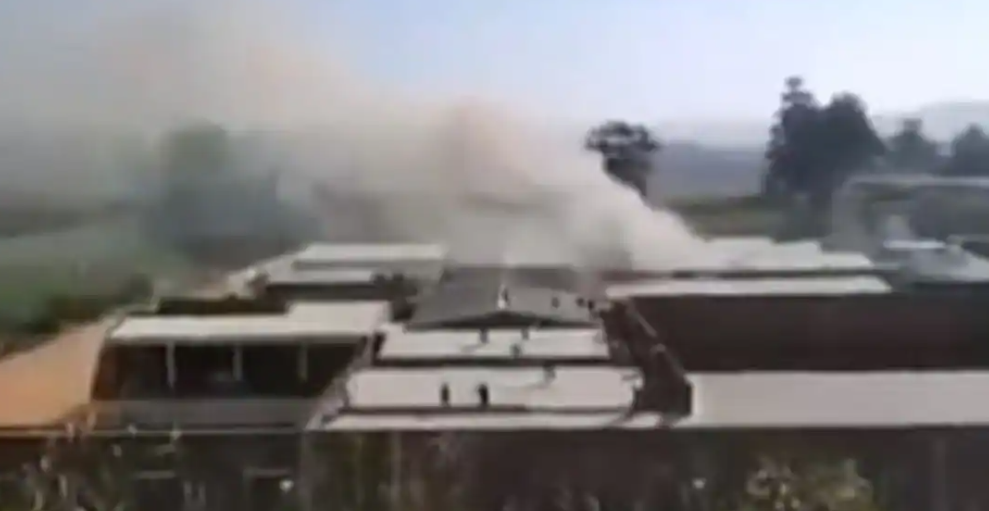 South Africa : Umzinto Prison up in Flames as Inmates Protest on Roof of Facility