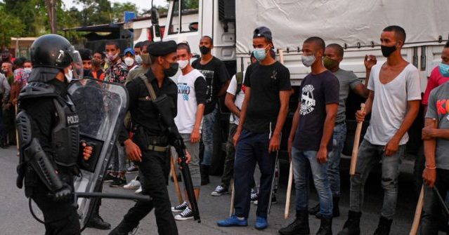 Cuba: Police Rip People Off Sidewalks to Block Protest by Political Prisoner Mothers