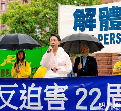 Americans and Britons Sign Petitions to End Communist Rule in China, Bringing ‘Light to the Darkness’