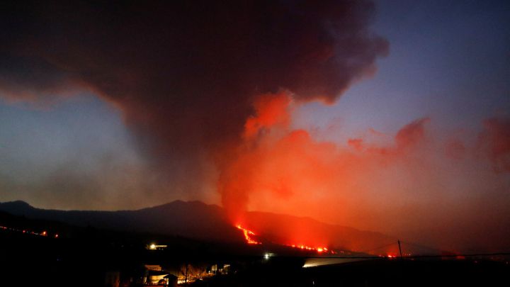 La Palma volcano update: SO2 emission, earthquake activity and volcanic tremor pick up – Navy sends ship – Schools remain closed