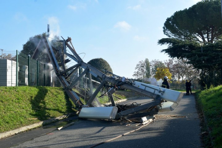 FRENCH REBELS MASSIVELY DESTROY 5G NETWORKS