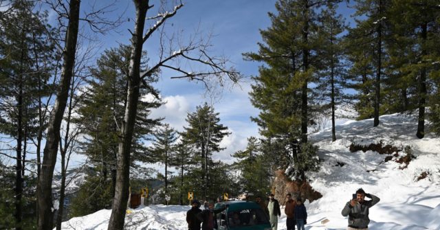 Pakistan: 22 Dead After Heavy Snow Traps Thousands in Vehicles