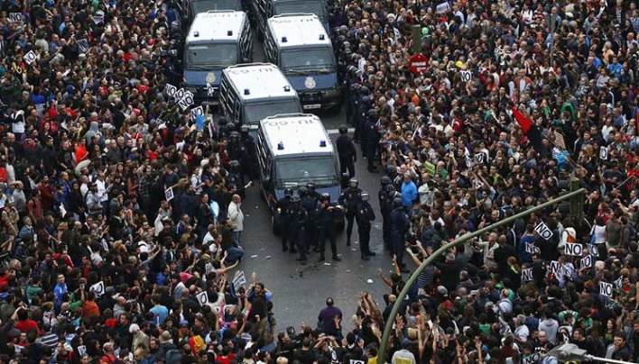 The Final Straw: What Is America’s Tipping Point and What are You Prepared to Do When it comes? (IT’S HERE NOW – PIX ILLUSTRATES OUR DIVIDED NATION ACCURATELY-THE ONLY ONES STANDING BETWEEN FULL ON BATTLE-LEO’S,THATS WHY THE DEFUNDING PUSH )