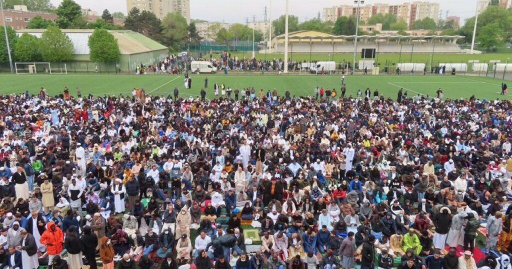 Conquered: Screams of 'Allahu Akbar’ in Packed Stadiums Across France Mark the End of Ramadan (Videos)