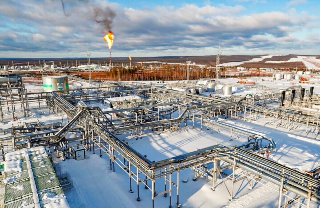 Oil Climbs on Tight Supply, Prospect of EU Ban on Russian Supply