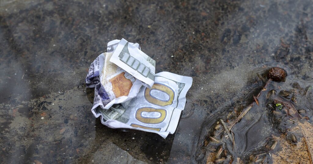 Sheriffs issue warning not to ‘pick up any folded money’