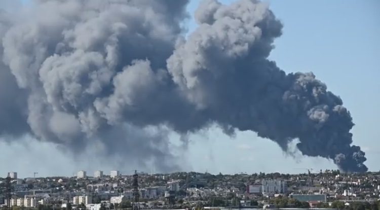 Massive Fire Starts at World’s Largest Wholesale Fresh Produce Market in Paris