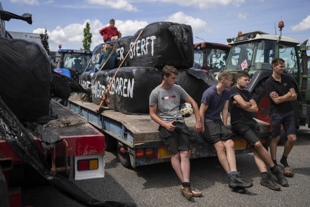 Dutch farm minister resigns after protests over pollution