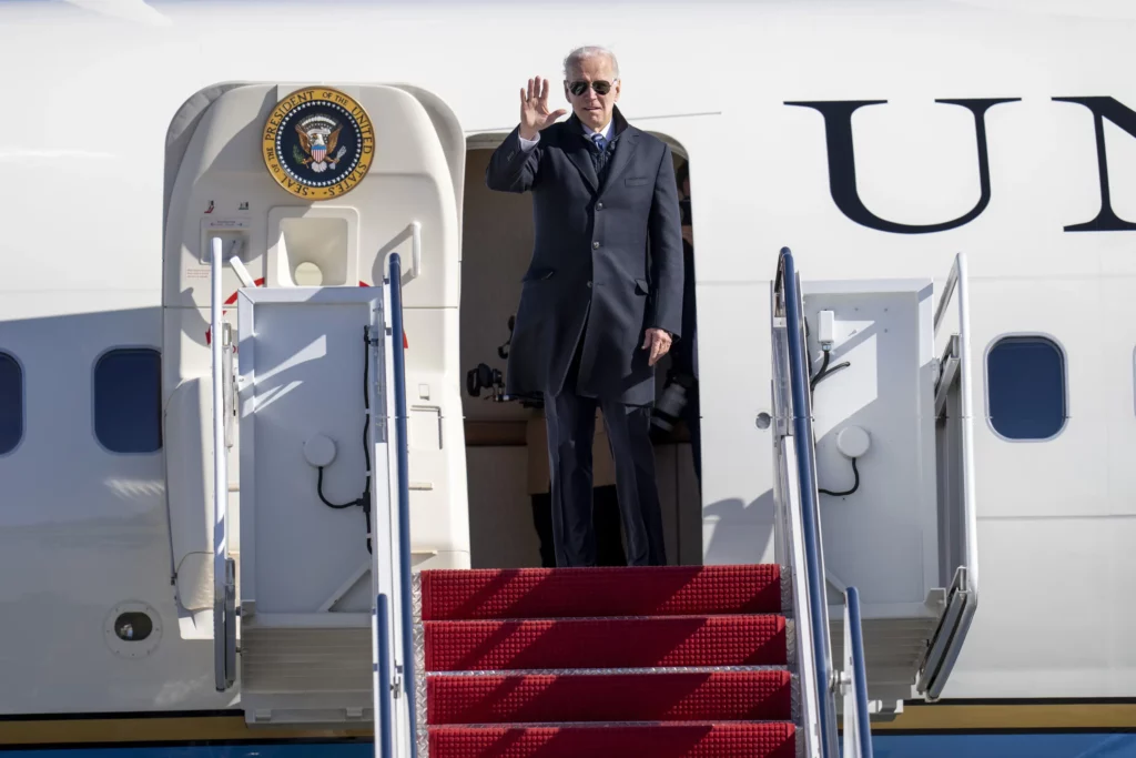Biden touts economy, infrastructure; may offer 2024 preview