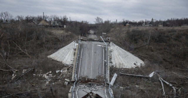 Ukrainians Blow Bridges Out of Bakhmut, Russian Fighters Now in the Streets