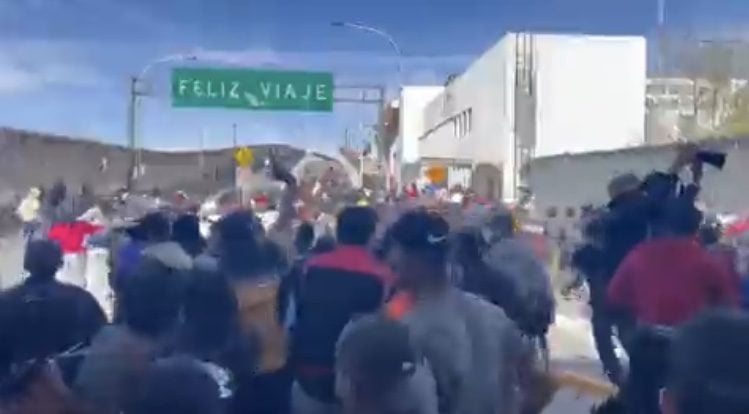 “INVASION!” 1,000+ Migrants Storm Texas Port of Entry