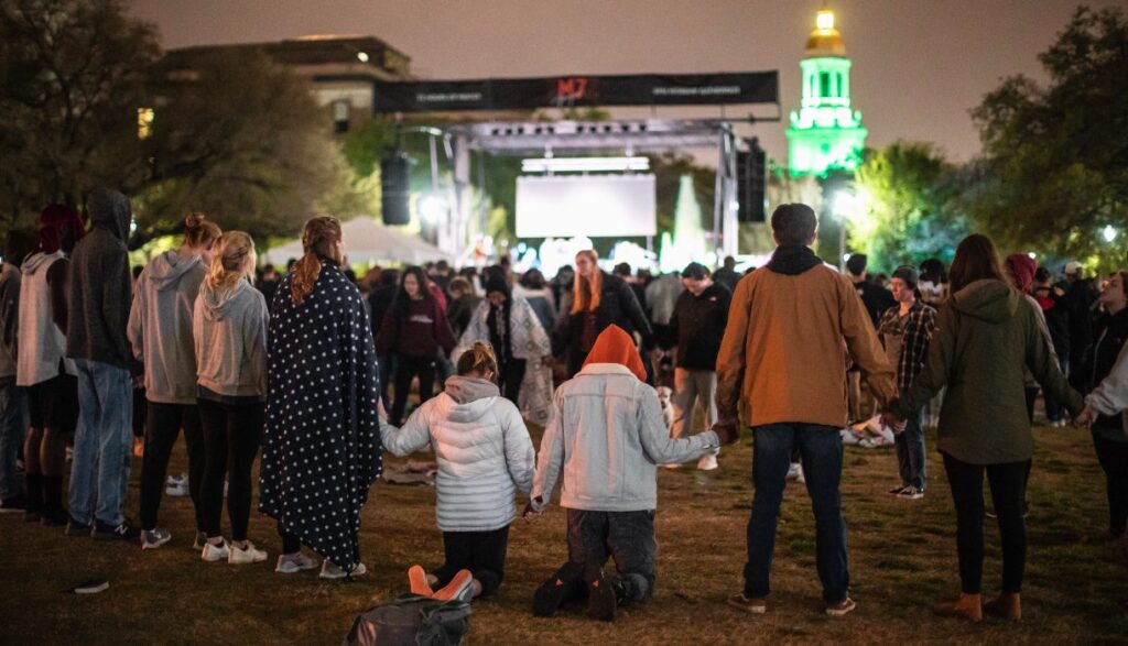Baylor University Holds 72-Hours of Continuous Prayer and Worship For Students... Over 20 Baptized [VIDEO]