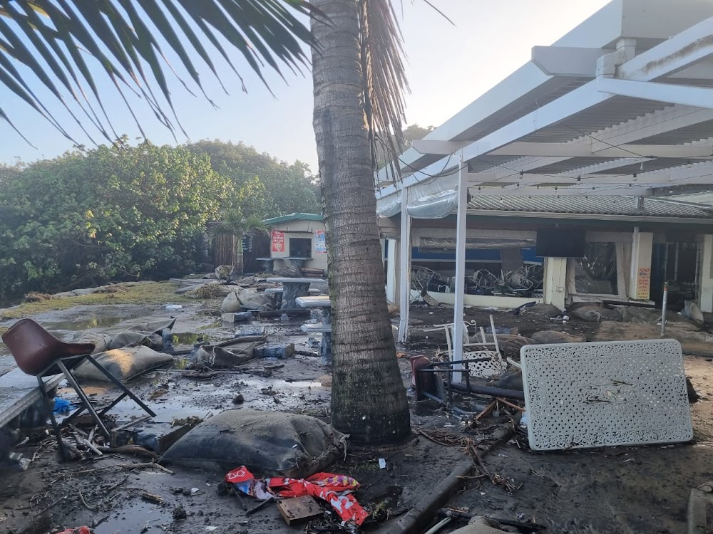 South Africa - STORM SURGE | Seven injured as freak wave hits another restaurant, patrons swept to sea