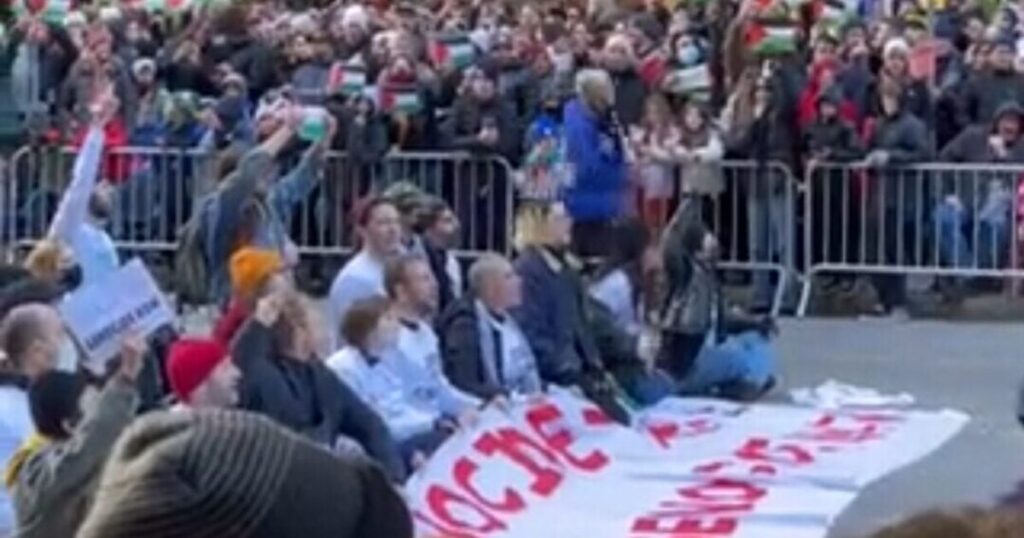 Pro-Hamas Protesters Block Macy’s Thanksgiving Day Parade (Video)