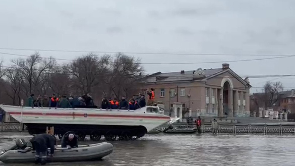 Flood waters rising in Russian region hit by levee collapses (VIDEOS)