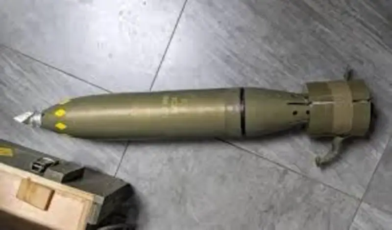 A frame is shown of an Israeli cluster mine supplied to the Ukrainian Armed Forces arriving at Russian positions