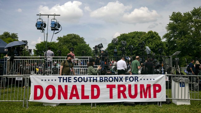 The Polls Don't Lie: Thousands of People Show Up to Trump Rally In Deep-Blue State