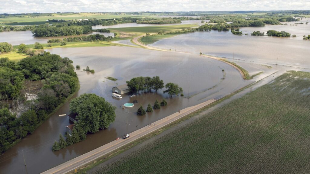 Millions swelter as temperatures soar across the US, while floodwaters inundate the Midwest