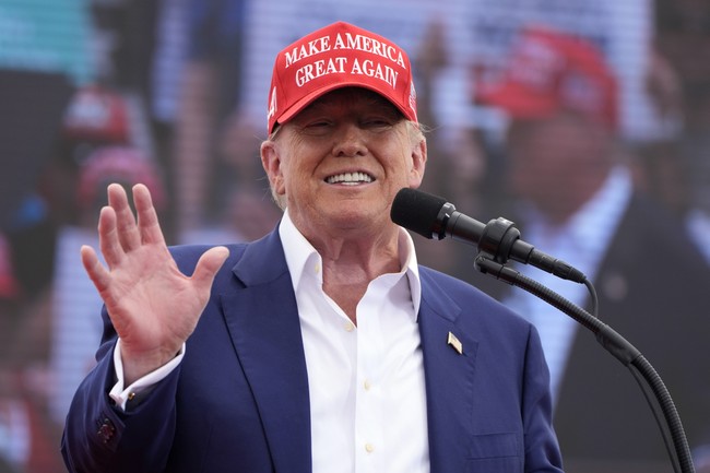 Donald Trump Says Those 51 Intelligence Officers Should Be Prosecuted