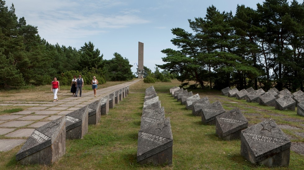 EU state removing Soviet soldiers’ war graves – media