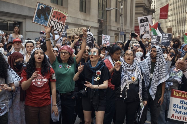 Pro-Hamas Activists Storm Democratic Event in NYC, Clashing With Police and Setting Off Smoke Bombs