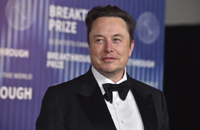 Elon Musk Accuses UK Prime Minister of Ignoring Grooming Gangs Exploiting Young Girls