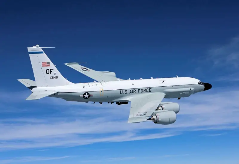 US Navy reconnaissance aircraft and AWACS aircraft detected flying over Mexico