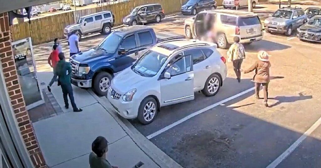 Watch as Good Samaritans SWARM a Mother with Her 2 Small Children, Stopping Kidnapper in His Tracks!